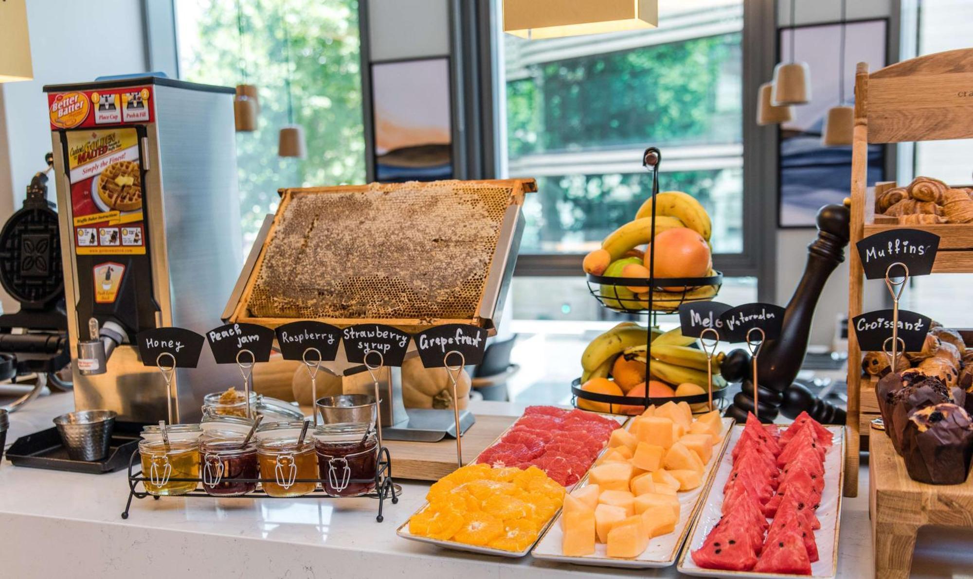 Hilton Garden Inn Tbilisi Riverview Екстериор снимка